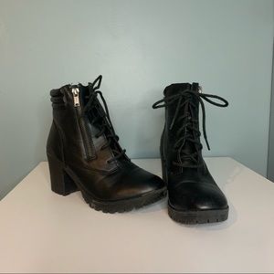 BLACK CHUNKY-HEELED BOOTS